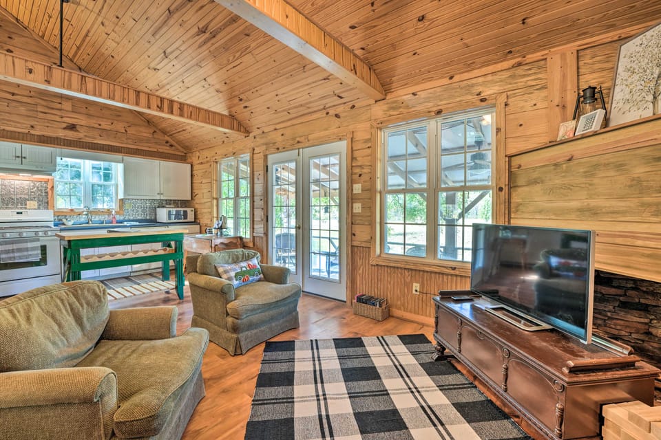 Idyllic Cabin w/ Fire Pit, Kayak On-Site! House in Tennessee