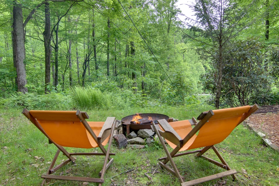 'Le-Petit Chalet' w/ Fire Pit ~ 15 Mi to Asheville Cottage in Buncombe County