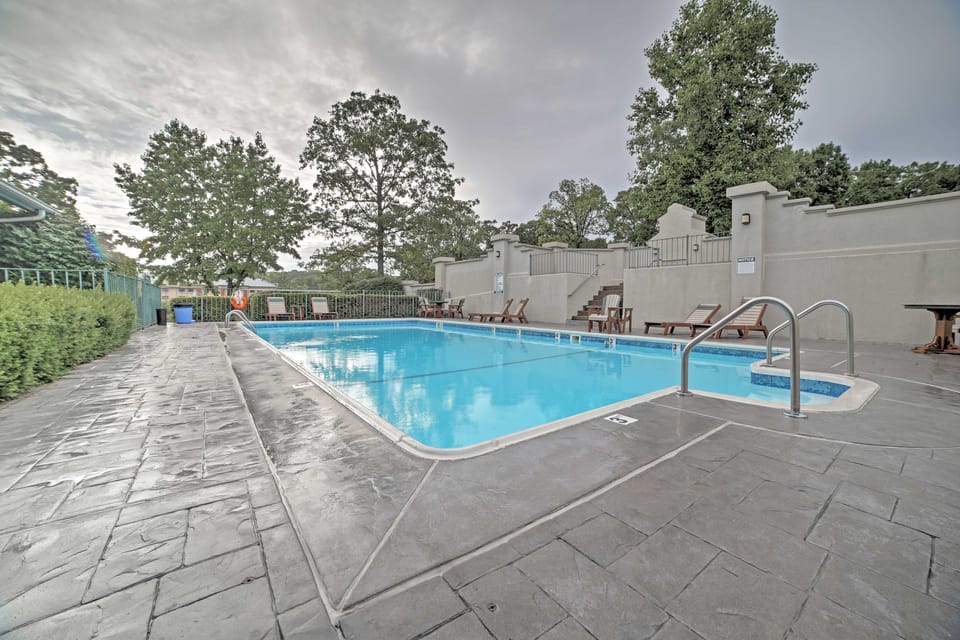 Walk to 76 Strip! Pet-Friendly Branson Retreat Apartment in Branson