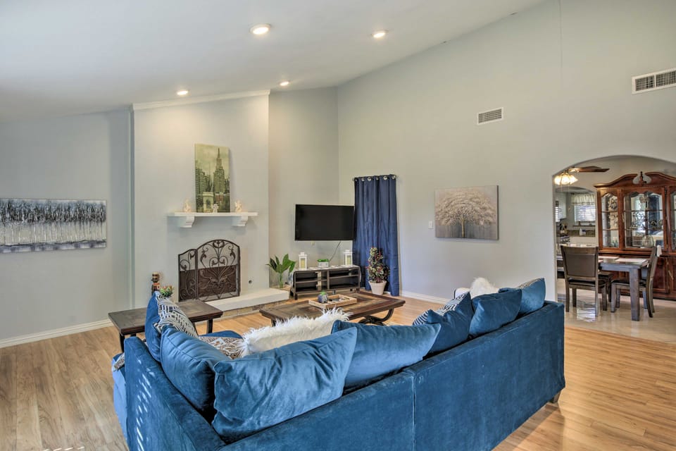 Spacious Home w/ Patio < 16 Mi to Dtwn Dallas House in Garland