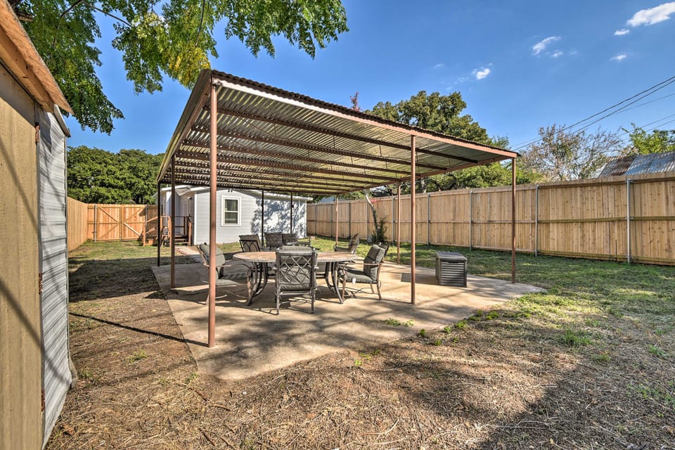 1 Mi to UTA: Arlington Elm Cottage w/ Fenced Yard House in Arlington