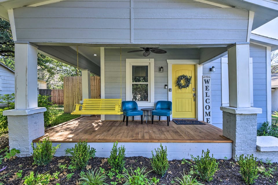 1 Mi to UTA: Arlington Elm Cottage w/ Fenced Yard House in Arlington