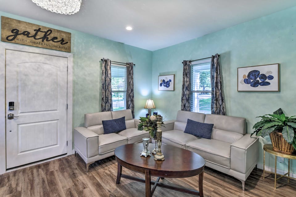 1 Mi to UTA: Arlington Elm Cottage w/ Fenced Yard House in Arlington