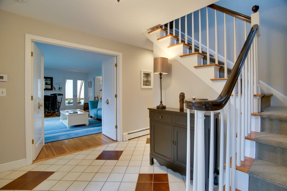 Deck & Grill, Walk to Beaches! Falmouth Retreat House in Woods Hole