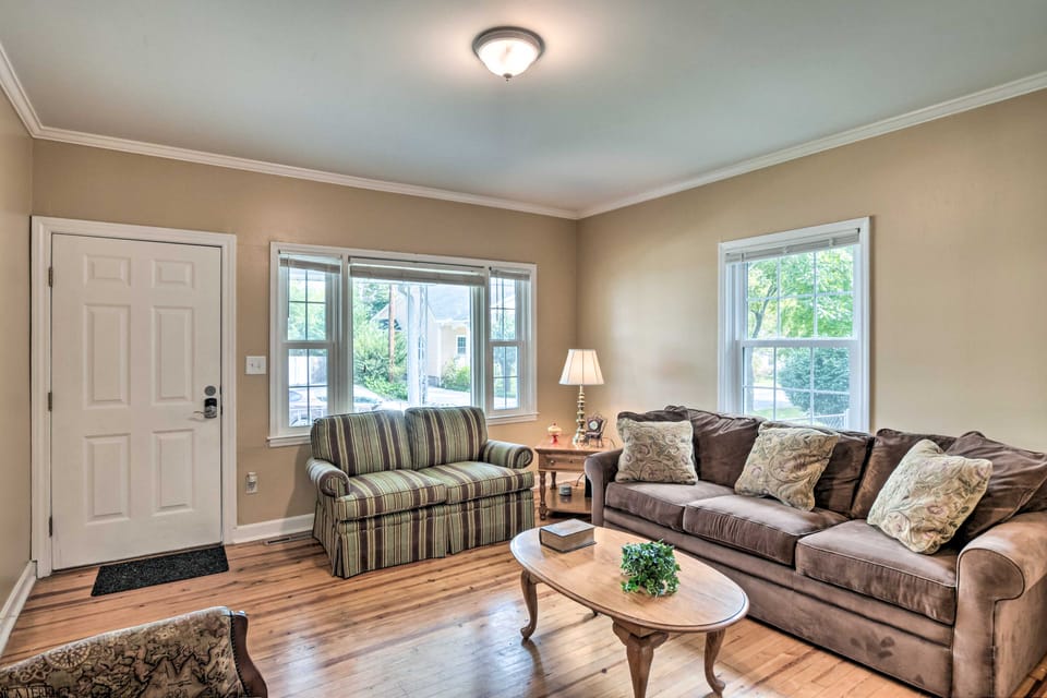 Cozy Greenville Bungalow ~ 2 Mi to Downtown! House in Greenville