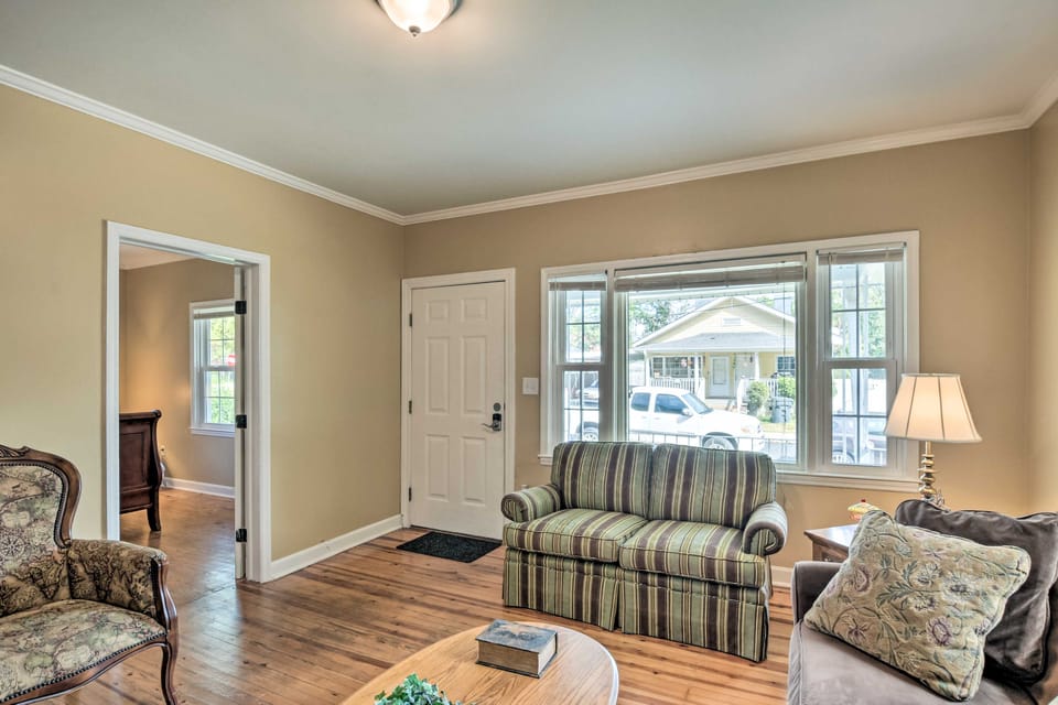 Cozy Greenville Bungalow ~ 2 Mi to Downtown! House in Greenville
