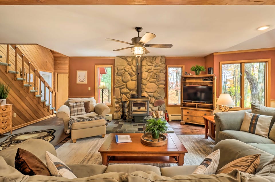Outdoor Theater, Deck & Fire Pit: Poconos Retreat House in Kidder Township