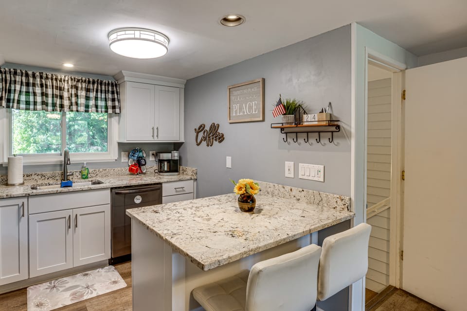 Walk to Ski Resort! Sugar Mtn Haven w/ Lake Views Apartment in Sugar Mountain