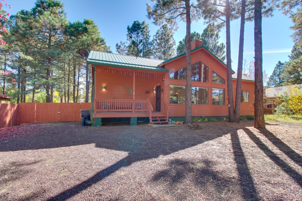 Scenic Deck + Horse Corral: Pinetop-Lakeside Cabin House in Arizona
