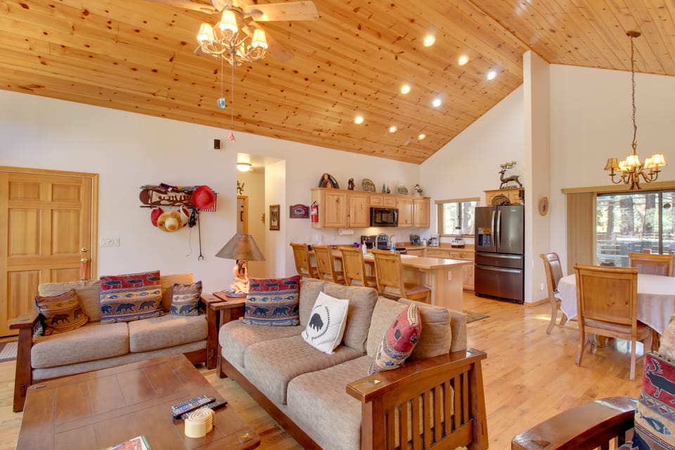 Scenic Deck + Horse Corral: Pinetop-Lakeside Cabin House in Arizona