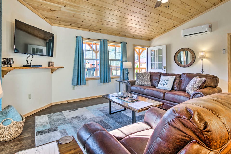 8 Mi to Great Smoky Mtn National Park: Cozy Cabin House in Swain County