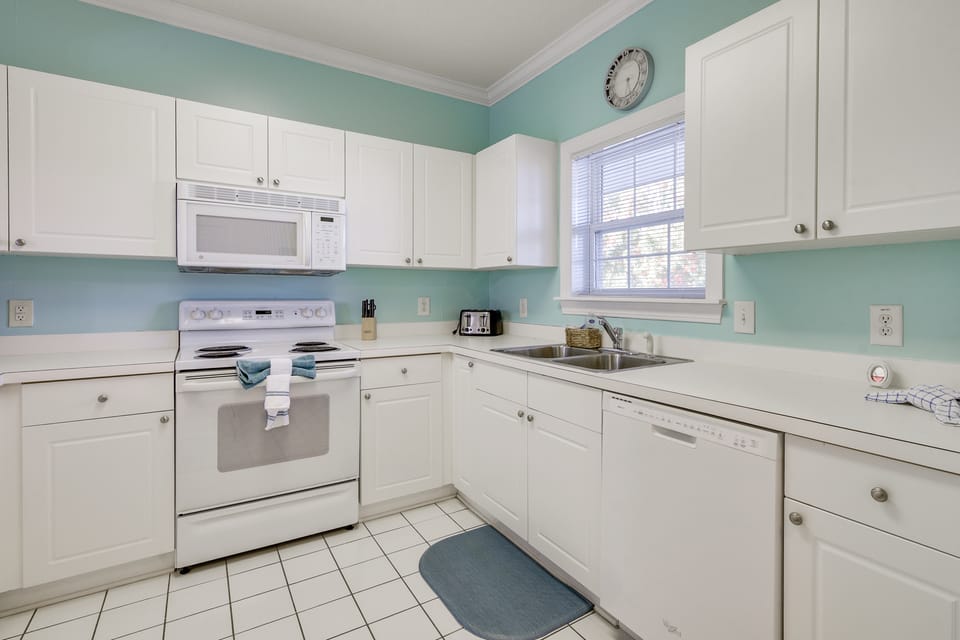 Pool Access + Balcony: Barefoot Resort Retreat! Apartment in North Myrtle Beach