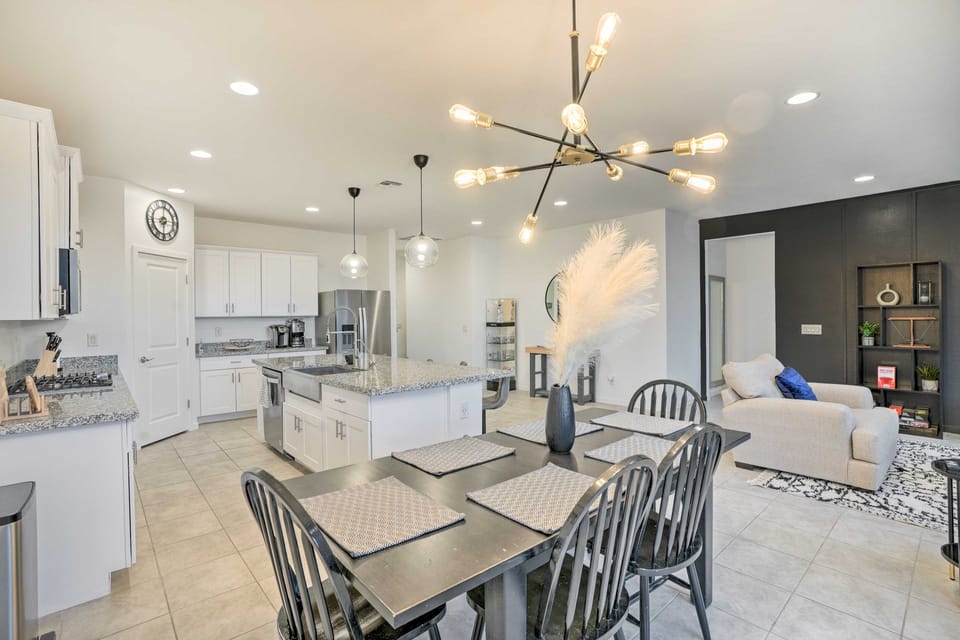 Hot Tub, Putting Green! New-Build Glendale Home House in Glendale
