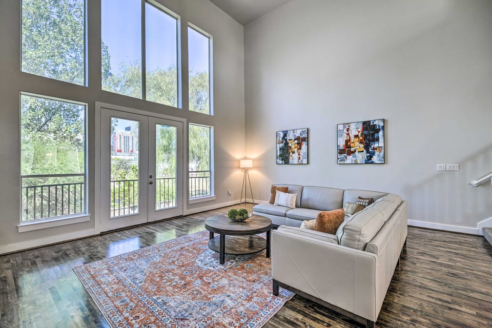 3-Story Houston Townhome: 1 Mi to Minute Maid Park Apartment in Houston