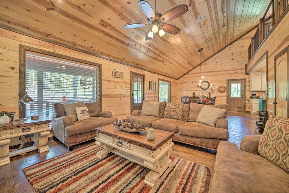 Broken Bow Escape w/ Hot Tub & Basketball Court! House in Oklahoma