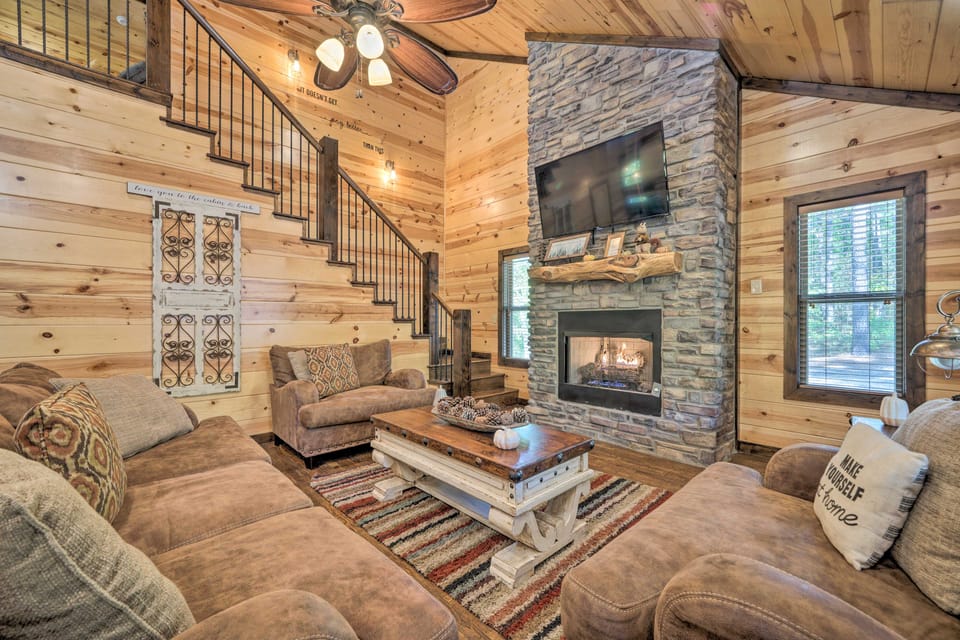 Broken Bow Escape w/ Hot Tub & Basketball Court! House in Oklahoma