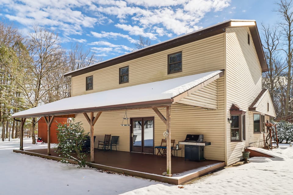 4 Mi to Camelback! Group-Friendly Poconos Cabin House in Pocono Mountains