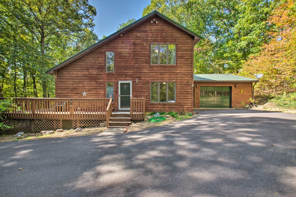 Peaceful New Market Cabin w/ Deck & Fire Pit! House in Shenandoah Valley