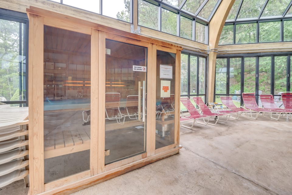 Cozy Ski Getaway | Tannersville Townhome Apartment in Pocono Mountains