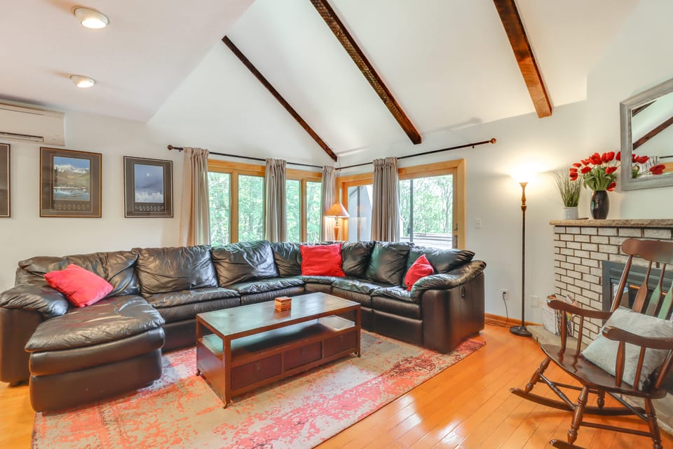 Indoor Pool | Near Skiing | Tannersville Townhome Apartment in Pocono Mountains
