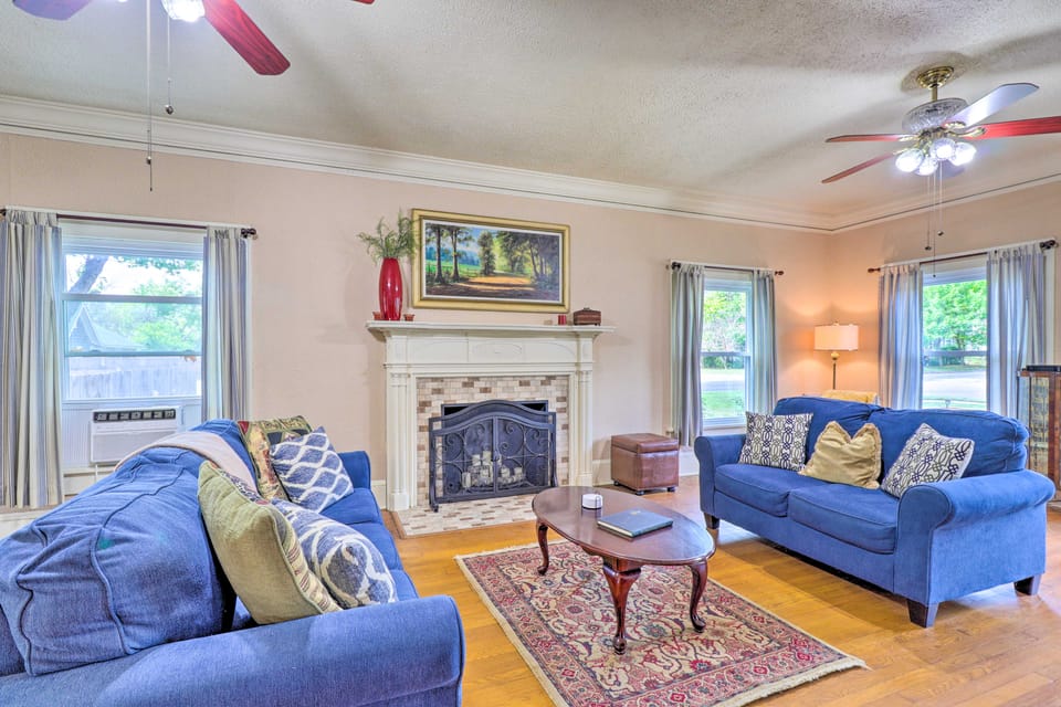 1920s Corsicana Home: Group Getaway Near Downtown! House in Corsicana