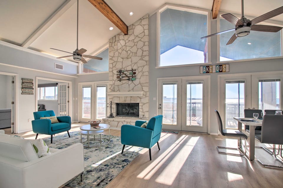 Private Deck & Grill: Sunny Lakefront Escape House in Lake Buchanan