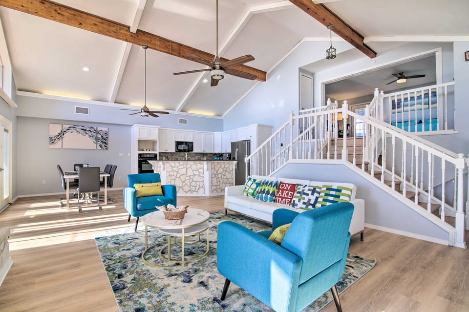 Private Deck & Grill: Sunny Lakefront Escape House in Lake Buchanan