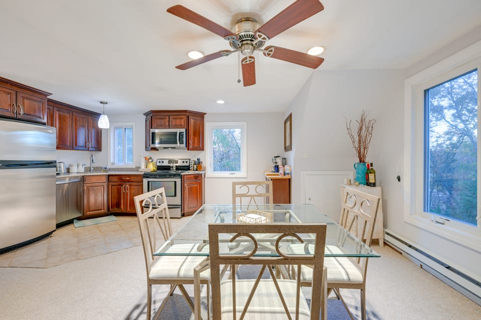 Cozy Dix Hills Apt w/ Deck ~ 7 Mi to Beach! Apartment in South Huntington
