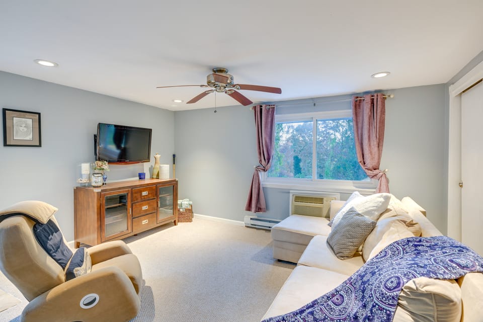 Cozy Dix Hills Apt w/ Deck ~ 7 Mi to Beach! Apartment in South Huntington
