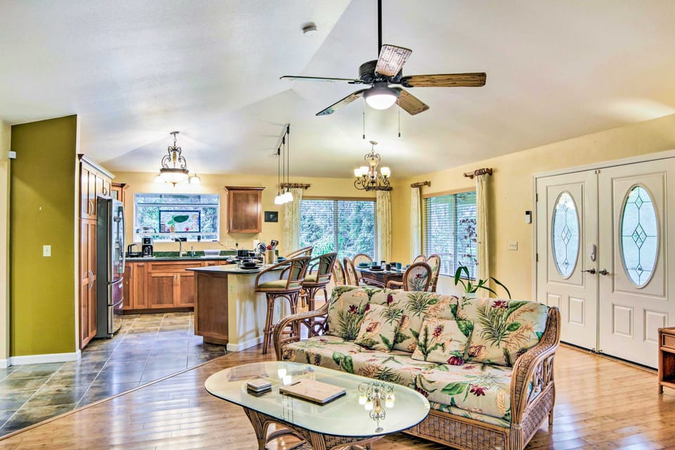 Breezy Home, 4 Mi to Volcanoes Nat'l Park! House in Volcano