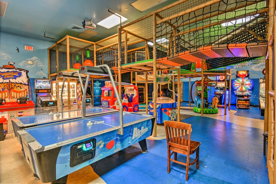Regal Palms Escape w/ Lanai: Near Pool & Disney! Apartment in Four Corners