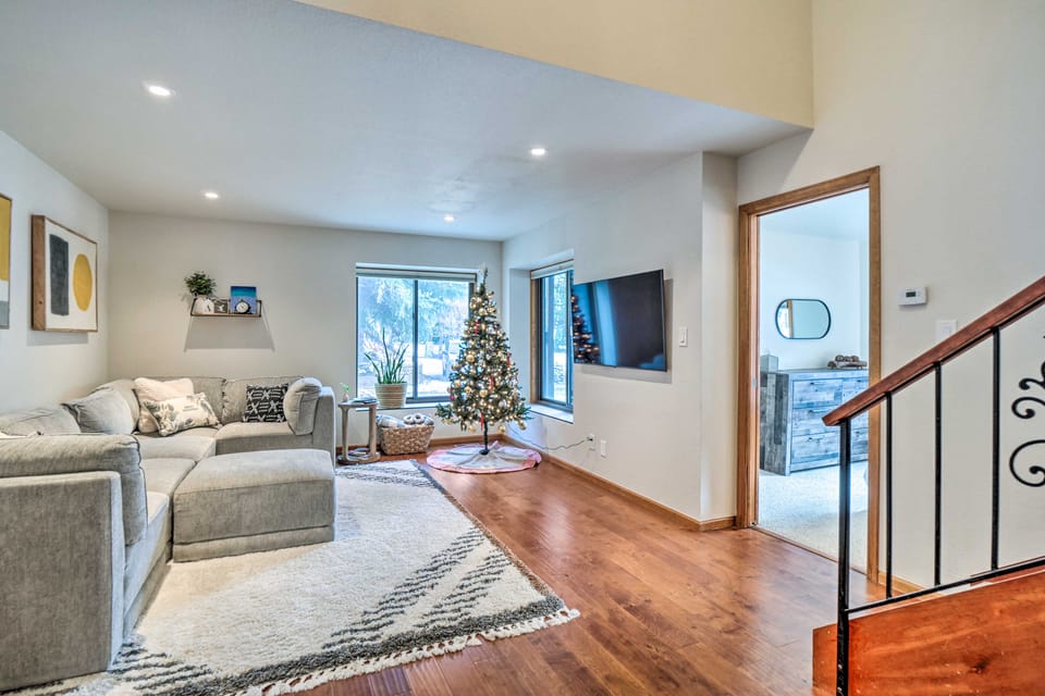 Bright Eagle-Vail Escape w/ Deck + Mtn Views! House in Avon