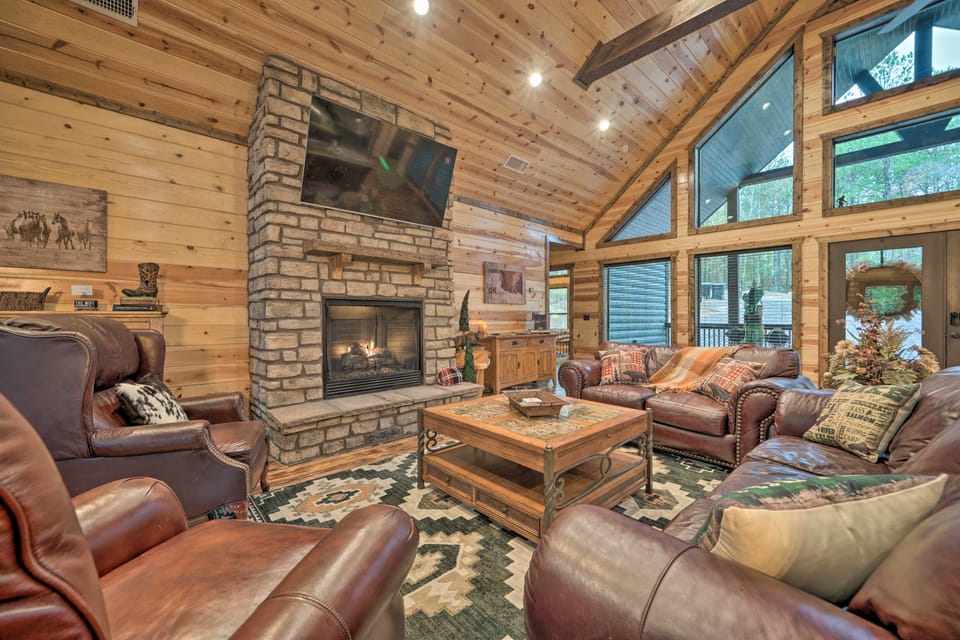 Broken Bow Cabin: Deck w/ Hot Tub & Pool Table! House in Oklahoma