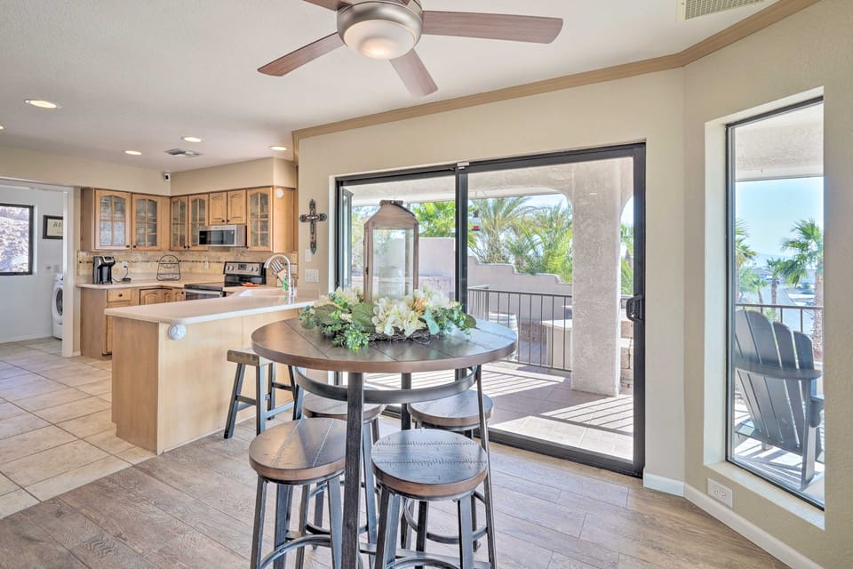 5 Mi to London Bridge: Stunning Escape w/ Hot Tub House in Lake Havasu City