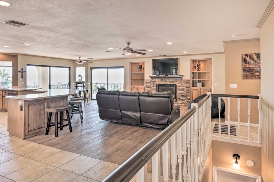 5 Mi to London Bridge: Stunning Escape w/ Hot Tub House in Lake Havasu City