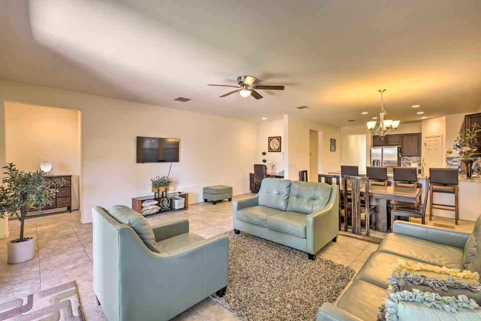 Walk to State Farm Stadium! Family-Friendly Escape House in Glendale