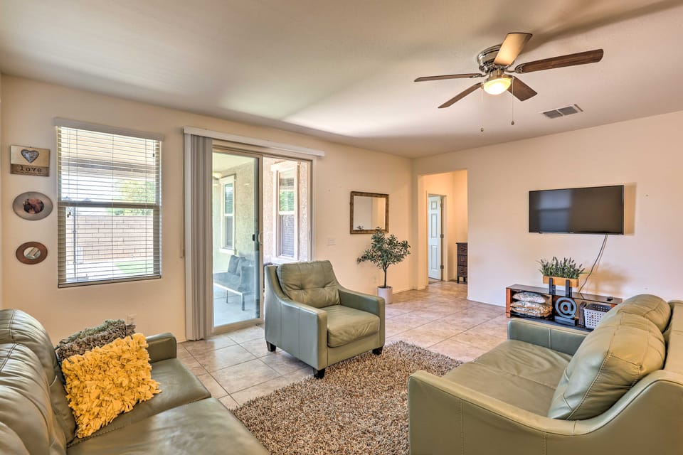 Walk to State Farm Stadium! Family-Friendly Escape House in Glendale