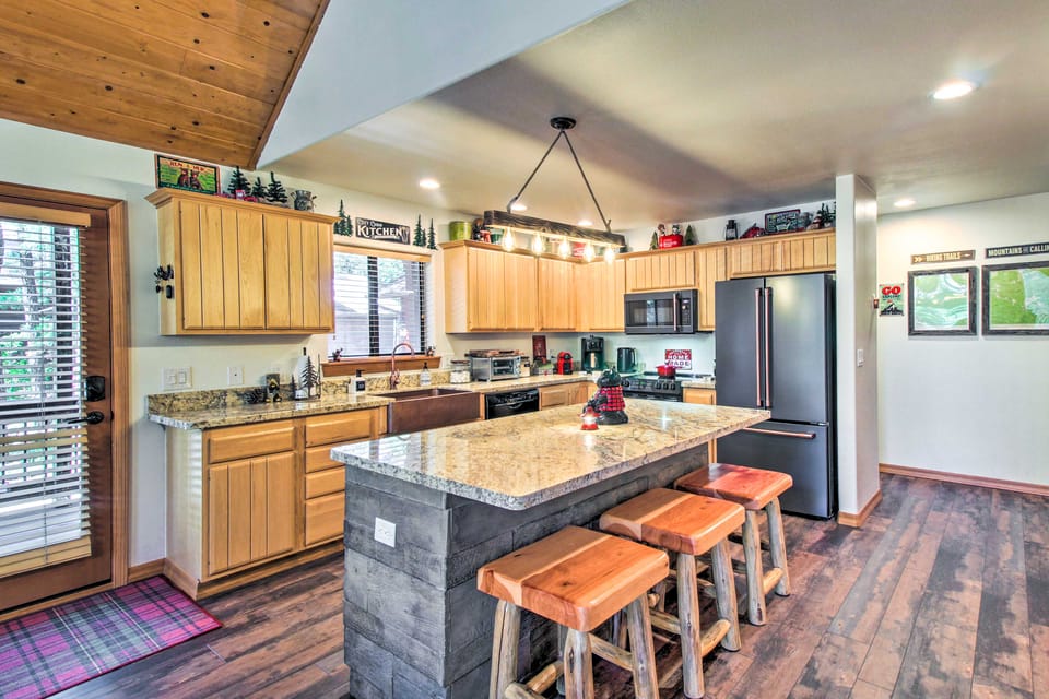 Pinetop Retreat w/ Fire Pit & Game Room! House in Arizona