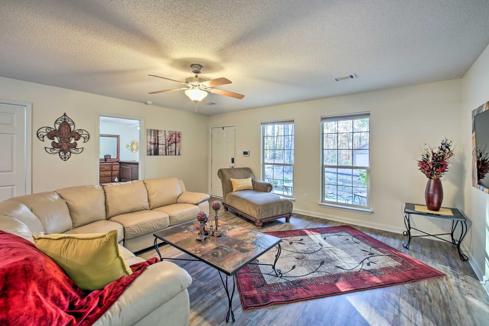 Fire Pit & Grill: Tranquil Retreat in Hot Springs House in Garland County