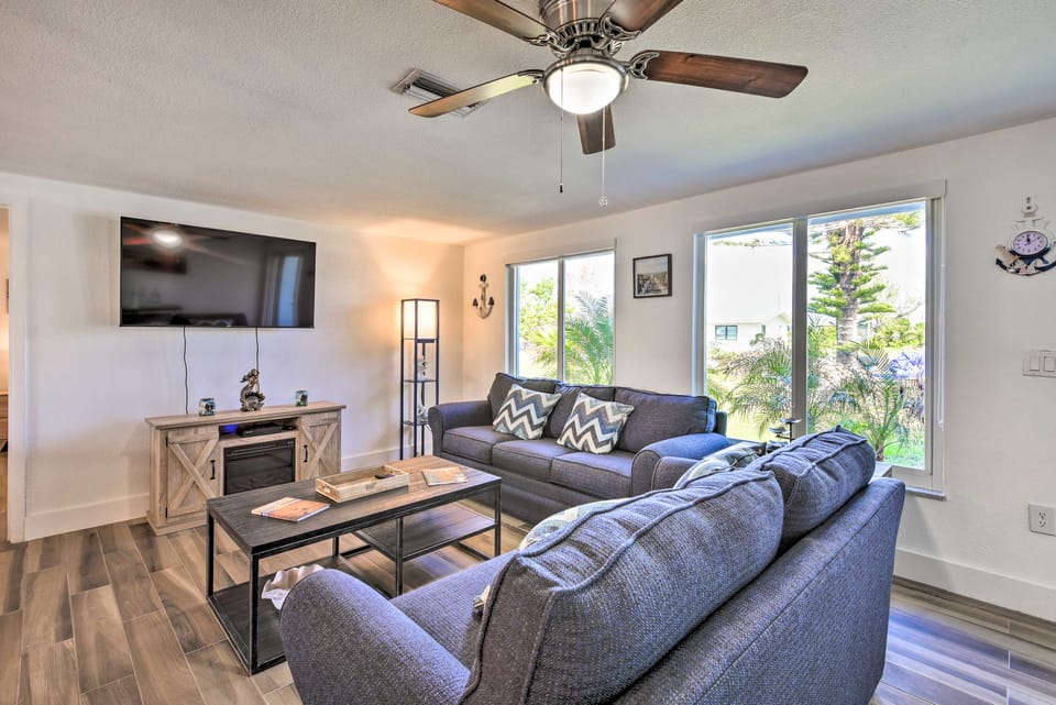 Englewood Escape w/ Screened-In Pool & Grill! House in Englewood