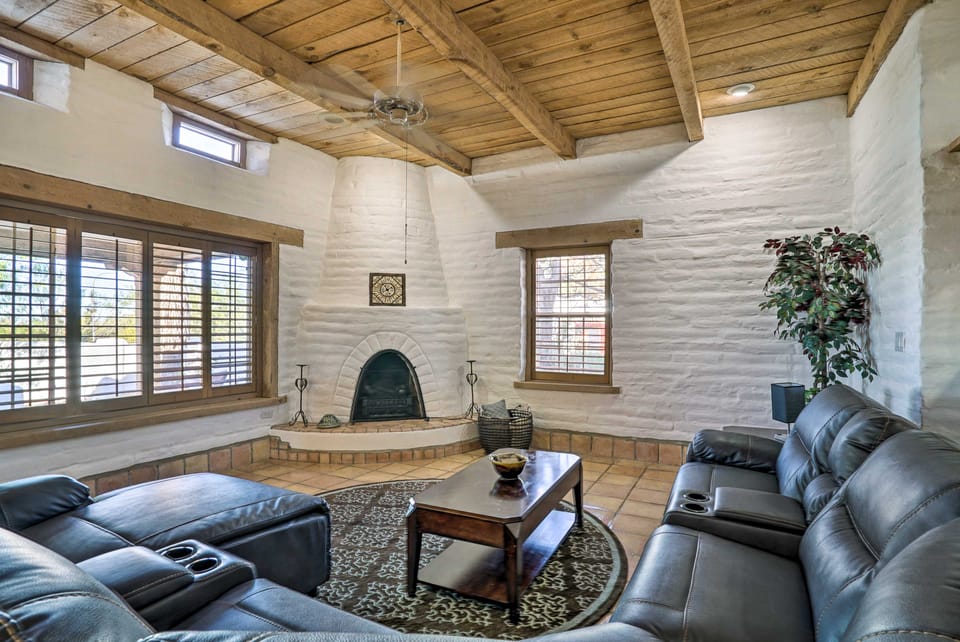 Las Cruces Home 'La Casa Blanca' w/ Courtyard House in Las Cruces