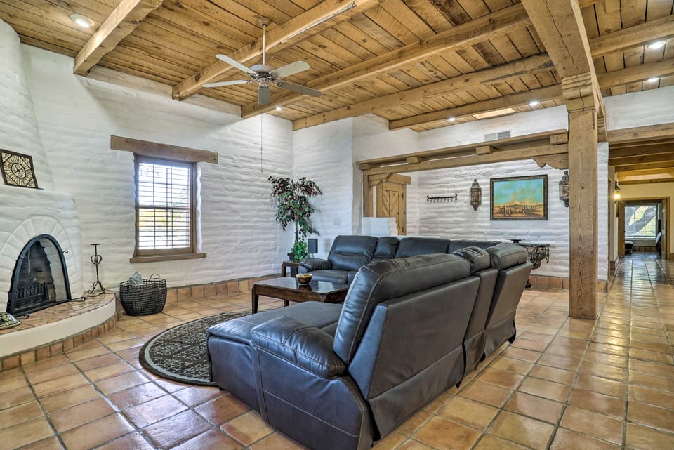 Las Cruces Home 'La Casa Blanca' w/ Courtyard House in Las Cruces