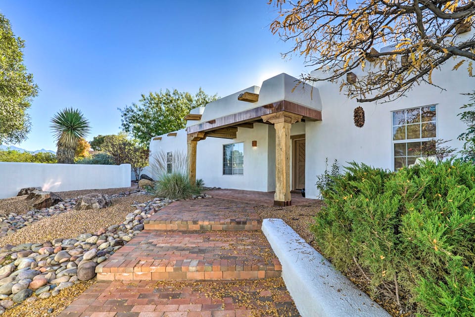 Las Cruces Home 'La Casa Blanca' w/ Courtyard House in Las Cruces