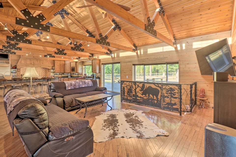 Stunning Montana Retreat: Hot Tub, On-Site Hiking! House in Idaho