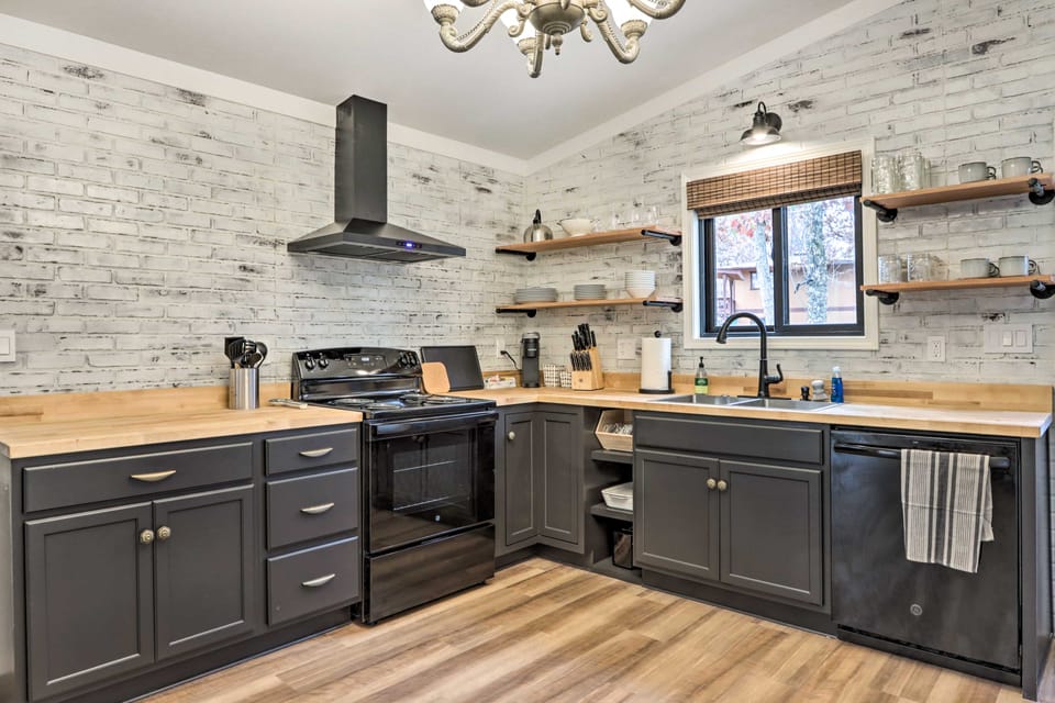 Cottage w/ Grill & Fire Pit in Osage Beach! Cottage in Osage Beach