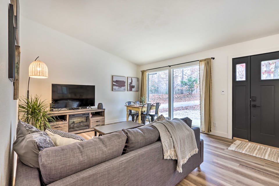 Cottage w/ Grill & Fire Pit in Osage Beach! Cottage in Osage Beach