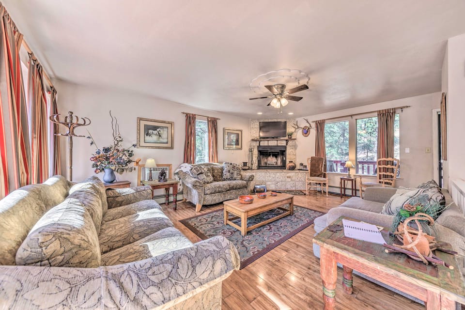 Dog-Friendly Alto Escape w/ Hot Tub + Foosball! House in Alto