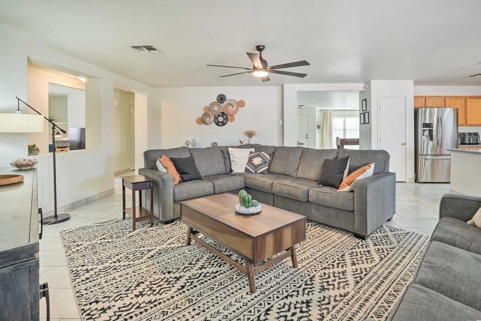 2 Mi to State Farm Stadium! Family-Friendly Home House in Phoenix