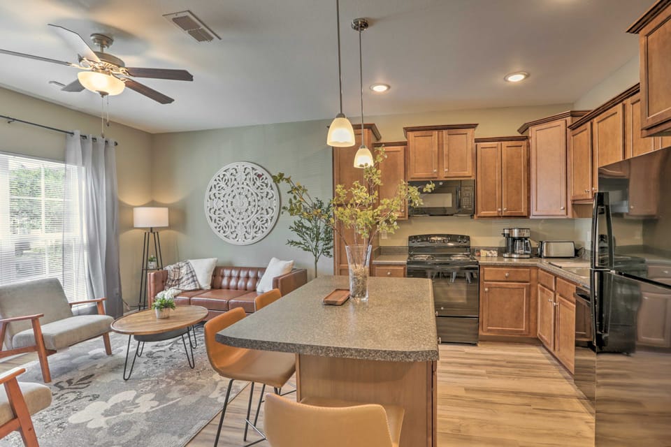 Airy Tallahassee Condo ~ 5 Mi to Downtown! Apartment in Tallahassee