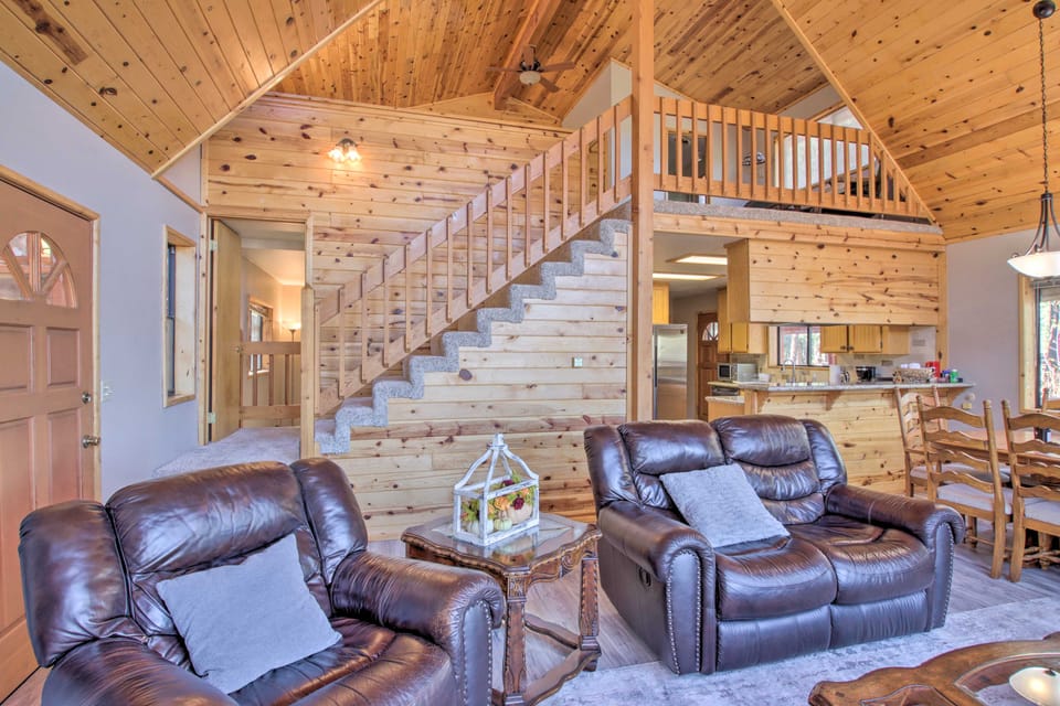 Idyllic Frazier Park Cabin: Views, Pool Table House in Pine Mountain Club